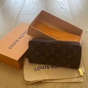 Louis Vuitton Zippy wallet, LV logo